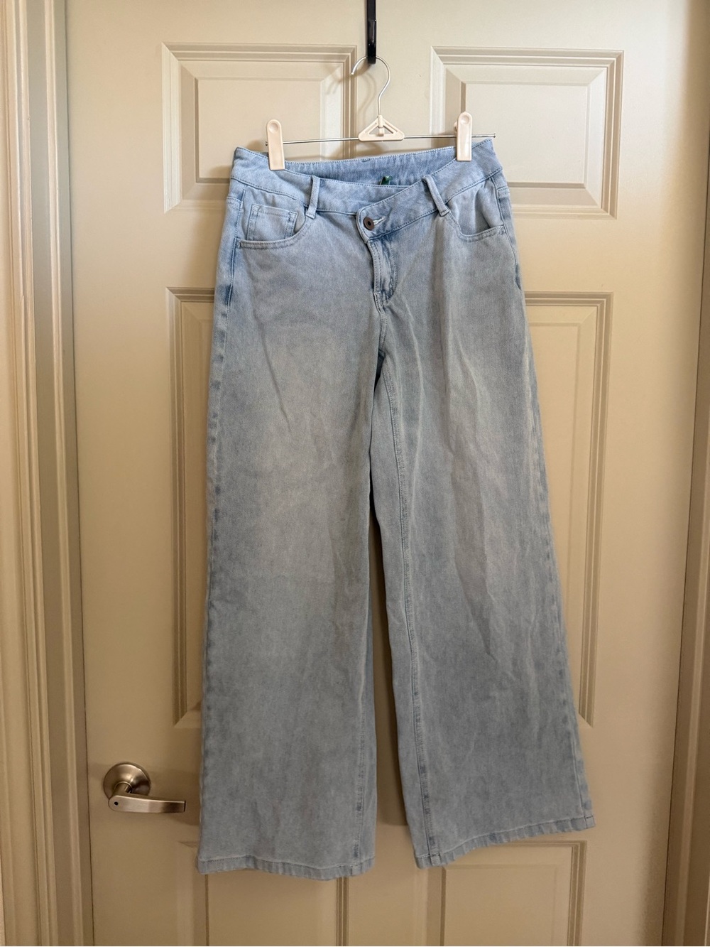 BUNDLE TWO HALARA Two-Tone Wide Leg Jeans in Light and Medium Blue - Picture 5 of 7